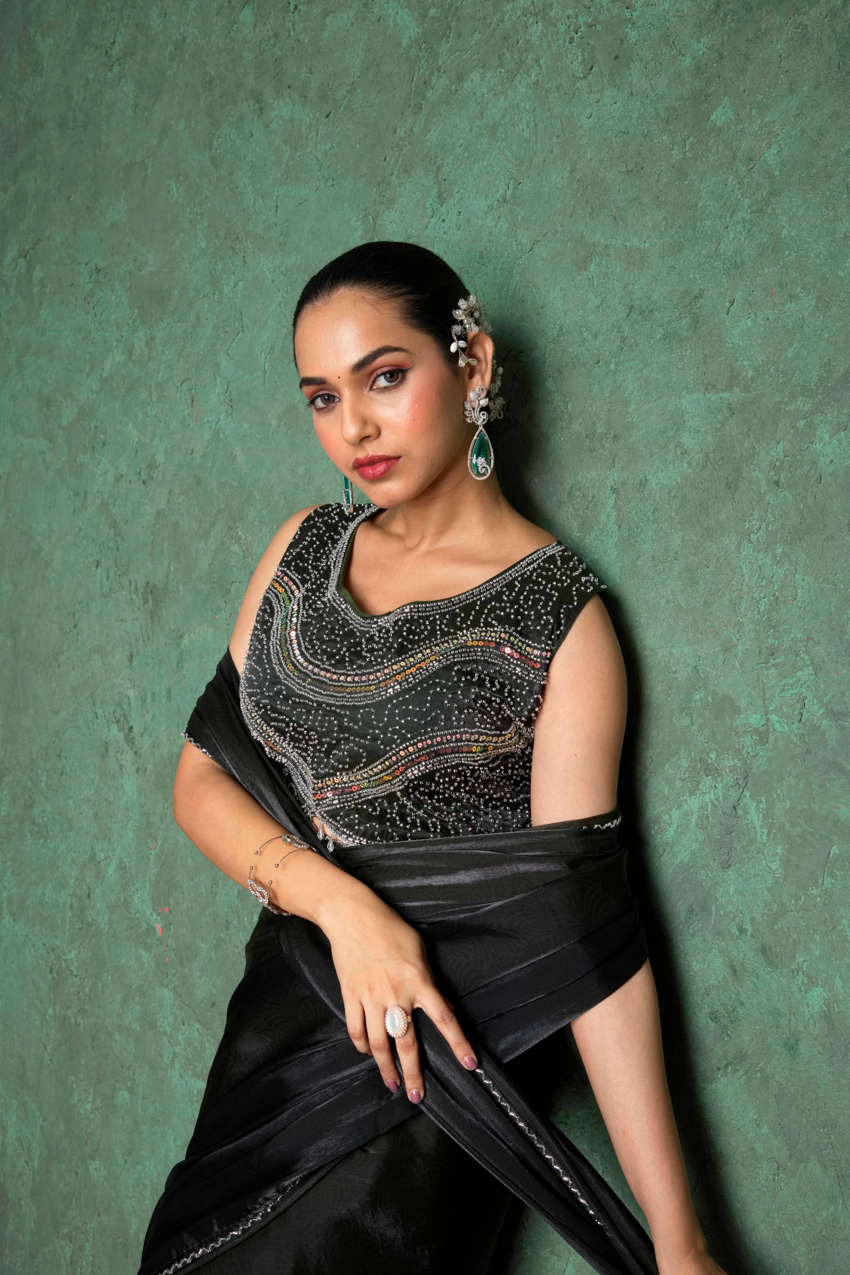 Elegant Black Saree with Delicate Embroidery